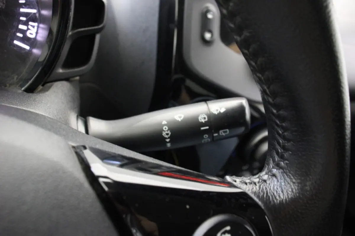 1.0 VTi Feel 5 Deurs - Airco