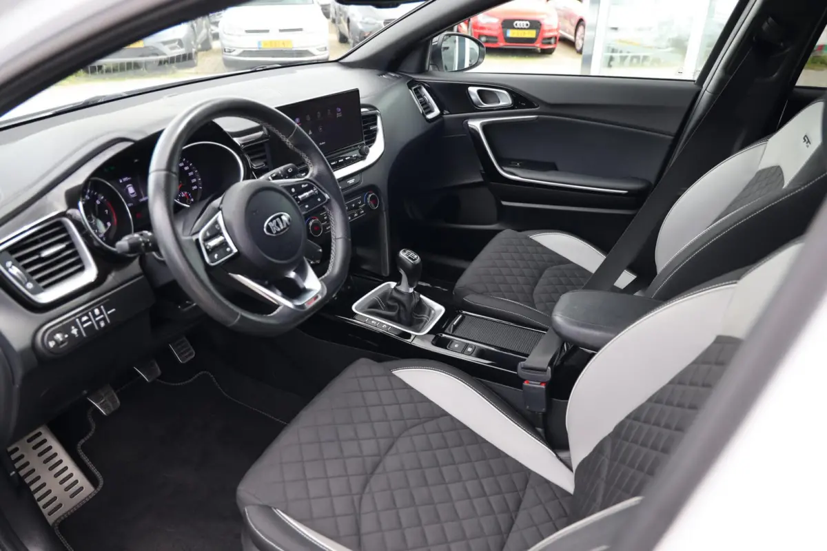 1.0 T-GDI GT-Line|Panorama|Camera|Navi|Apple carplay/Android auto|