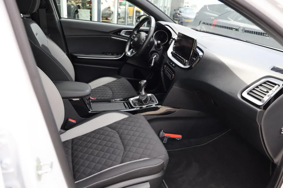 1.0 T-GDI GT-Line|Panorama|Camera|Navi|Apple carplay/Android auto|