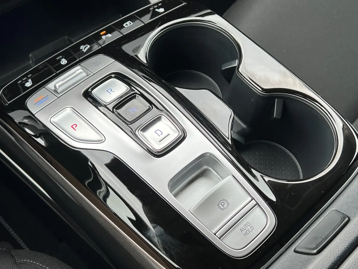 1.6 T-GDI PHEV Comfort Smart 4WD | Climate | Camera | Carplay | Keyless | Navigatie | Full - Led | Elek. Klep | Winterpakket | 19" Lichtmetaal | Digitale Cockpit | Parkeer Assistent | Adapt.