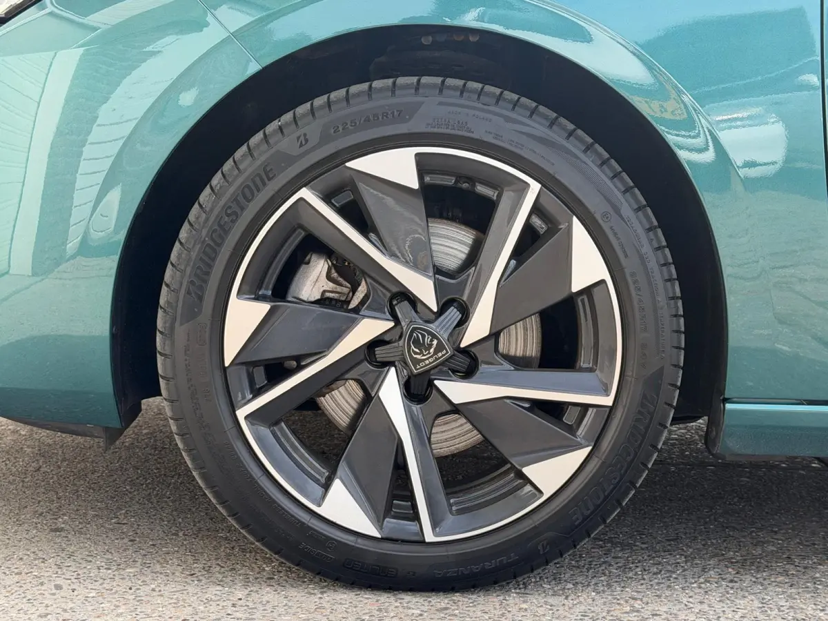 1.2 Allure/CARPLAY/CAMERA/KEYLESS/PARKS/NAVI