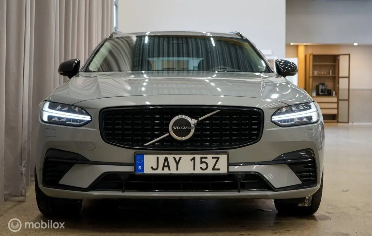 2.0 T6 Plug-in hybrid AWD Plus Dark, B&W, trekhaak