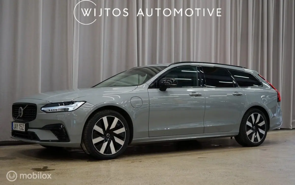 2.0 T6 Plug-in hybrid AWD Plus Dark, B&W, trekhaak
