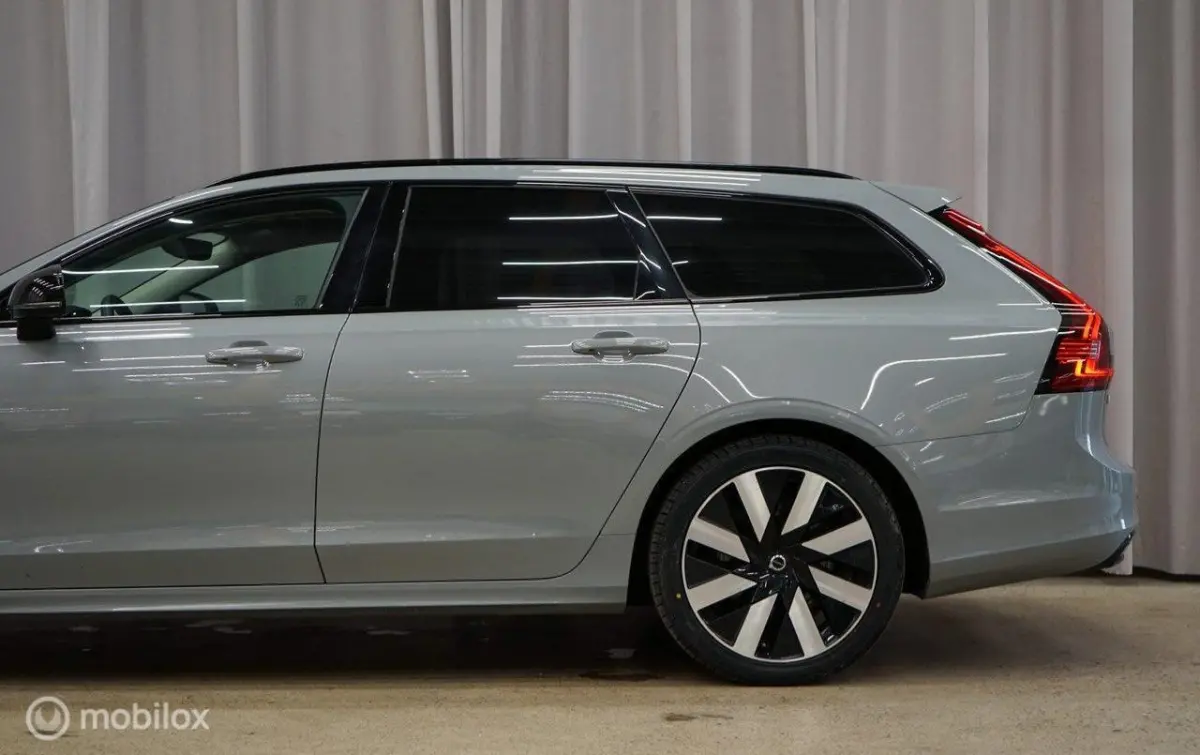 2.0 T6 Plug-in hybrid AWD Plus Dark, B&W, trekhaak