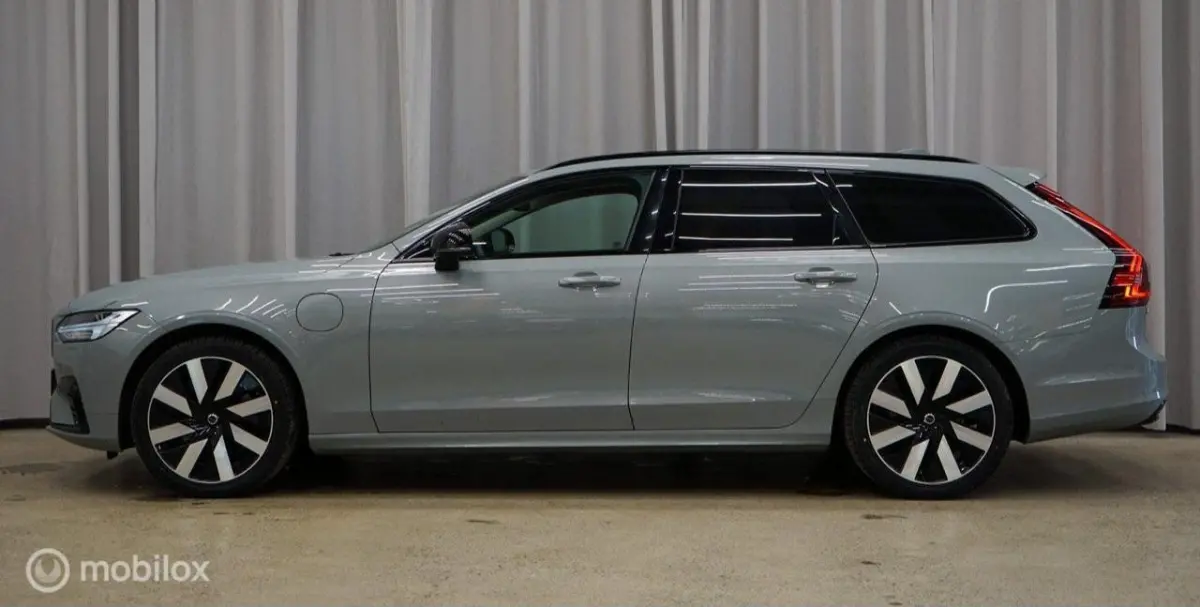 2.0 T6 Plug-in hybrid AWD Plus Dark, B&W, trekhaak