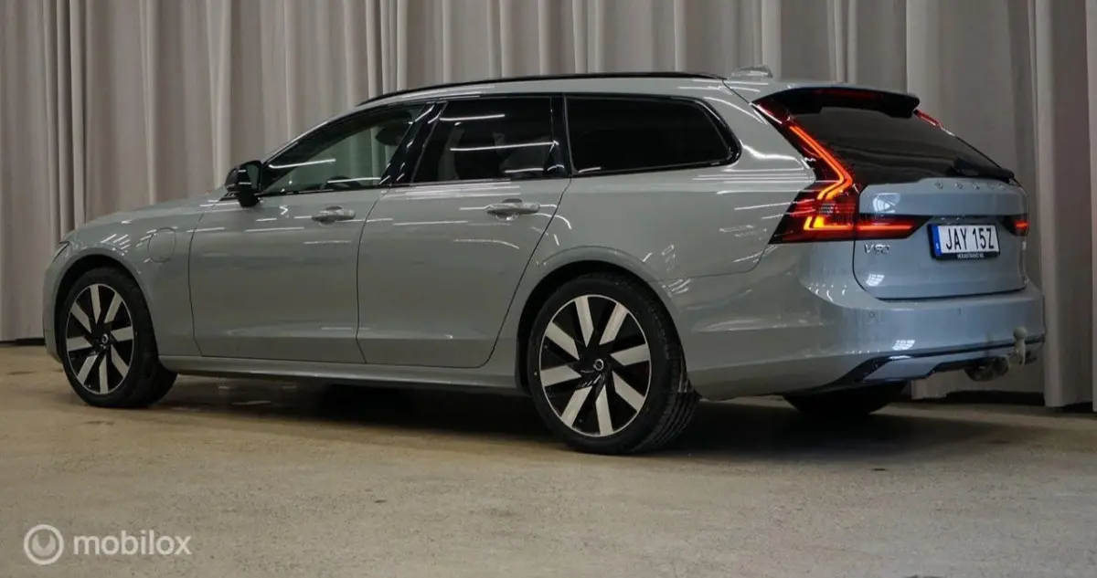 2.0 T6 Plug-in hybrid AWD Plus Dark, B&W, trekhaak