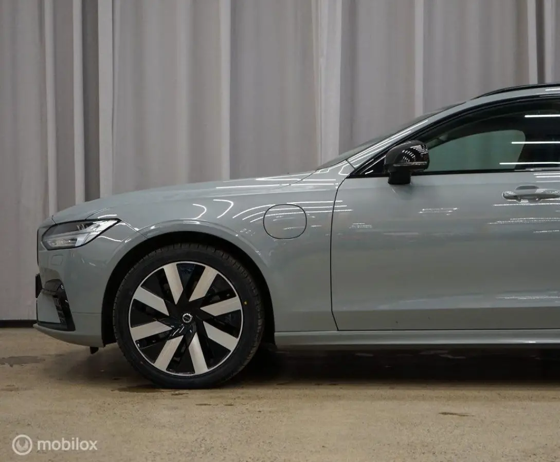 2.0 T6 Plug-in hybrid AWD Plus Dark, B&W, trekhaak