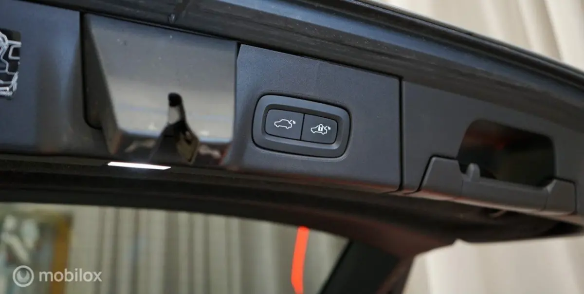2.0 T6 Plug-in hybrid AWD Plus Dark, B&W, trekhaak