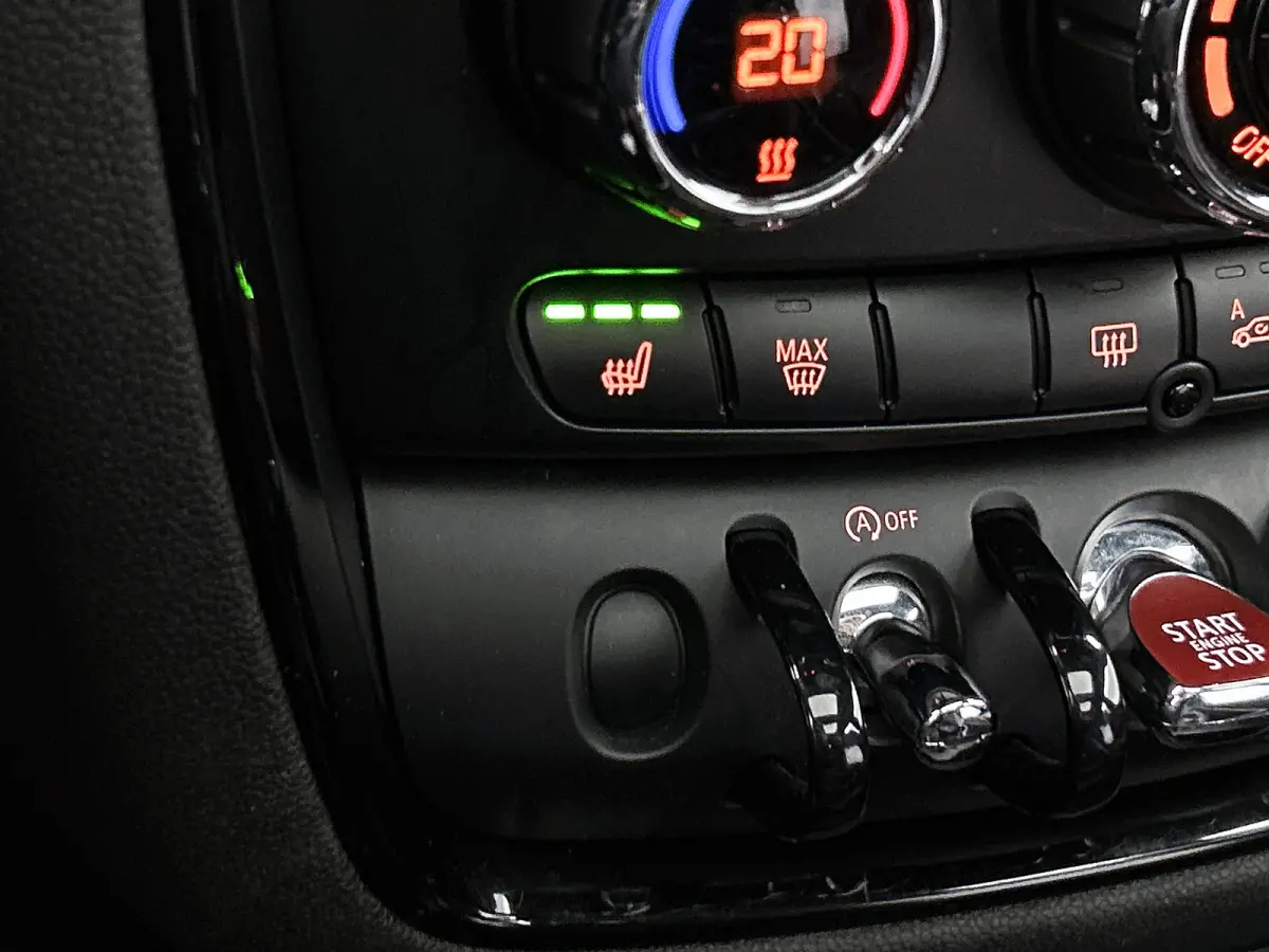 Mini 1.5 One Business Edition / Airco-ecc / Navigatie / Panorama schuifdak / Leder / Cruise-ctr. / Apk 10-2026