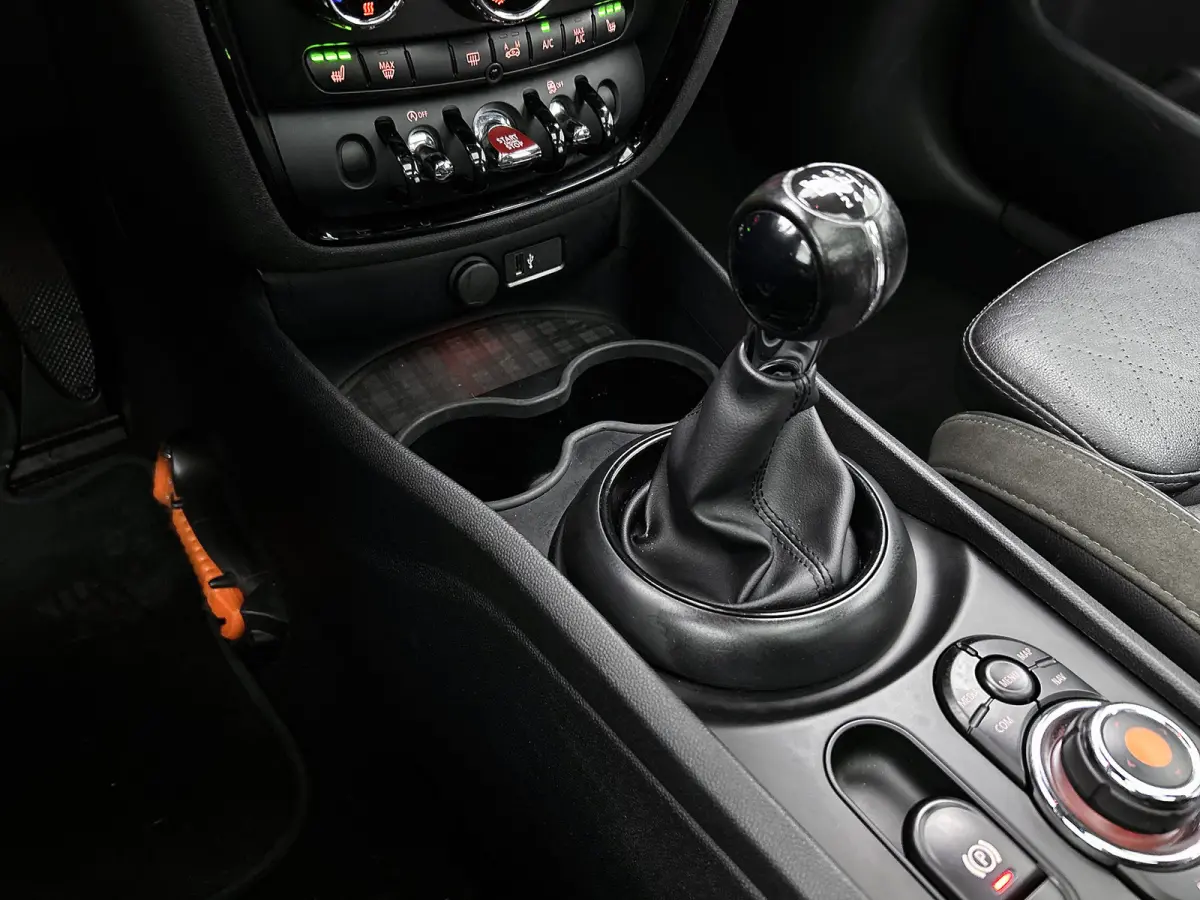 Mini 1.5 One Business Edition / Airco-ecc / Navigatie / Panorama schuifdak / Leder / Cruise-ctr. / Apk 10-2026