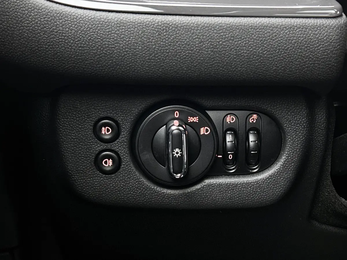 Mini 1.5 One Business Edition / Airco-ecc / Navigatie / Panorama schuifdak / Leder / Cruise-ctr. / Apk 10-2026