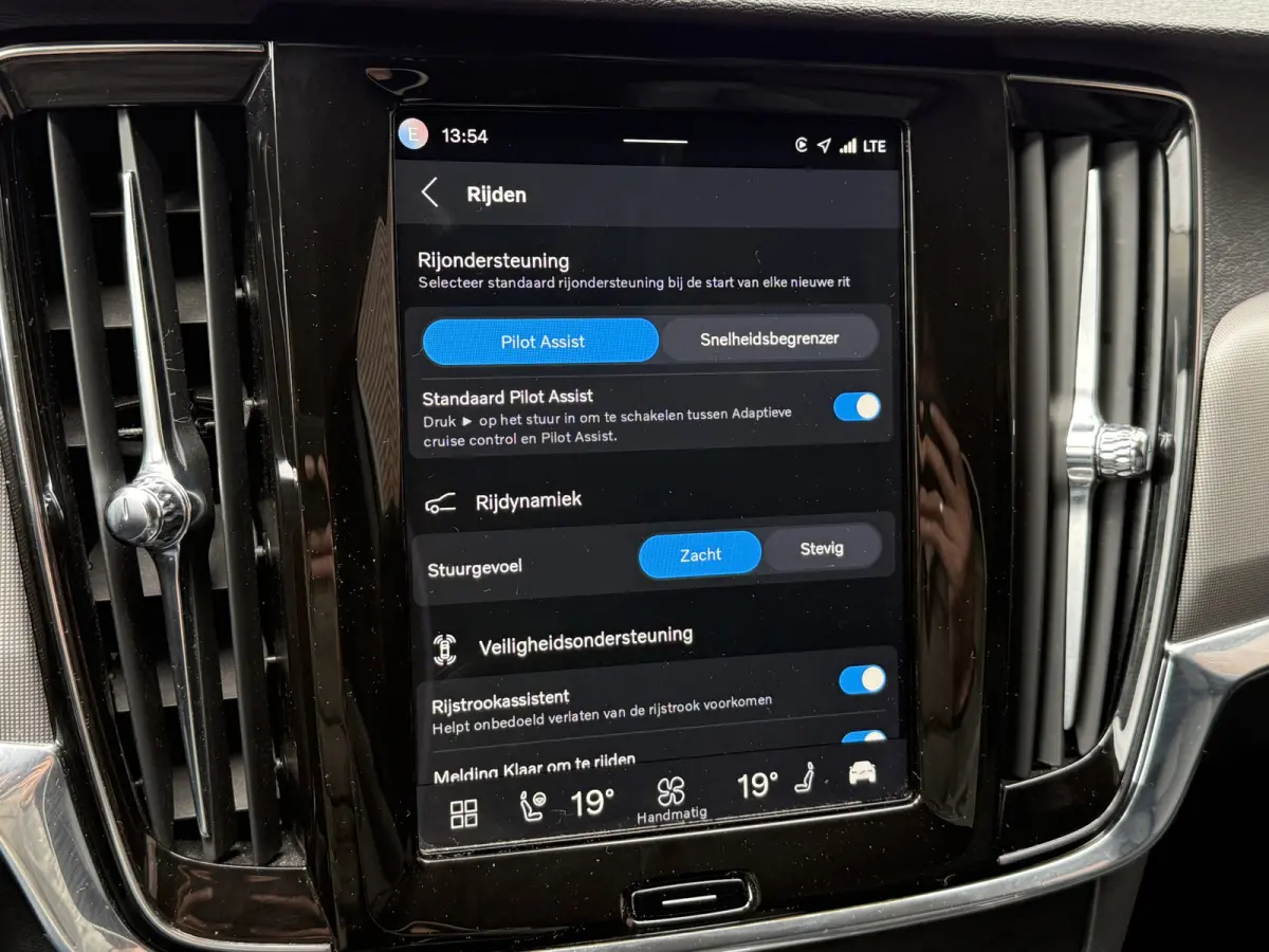 2.0 B4 Momentum Business | Keyless | Trekhaak | Apple Carplay