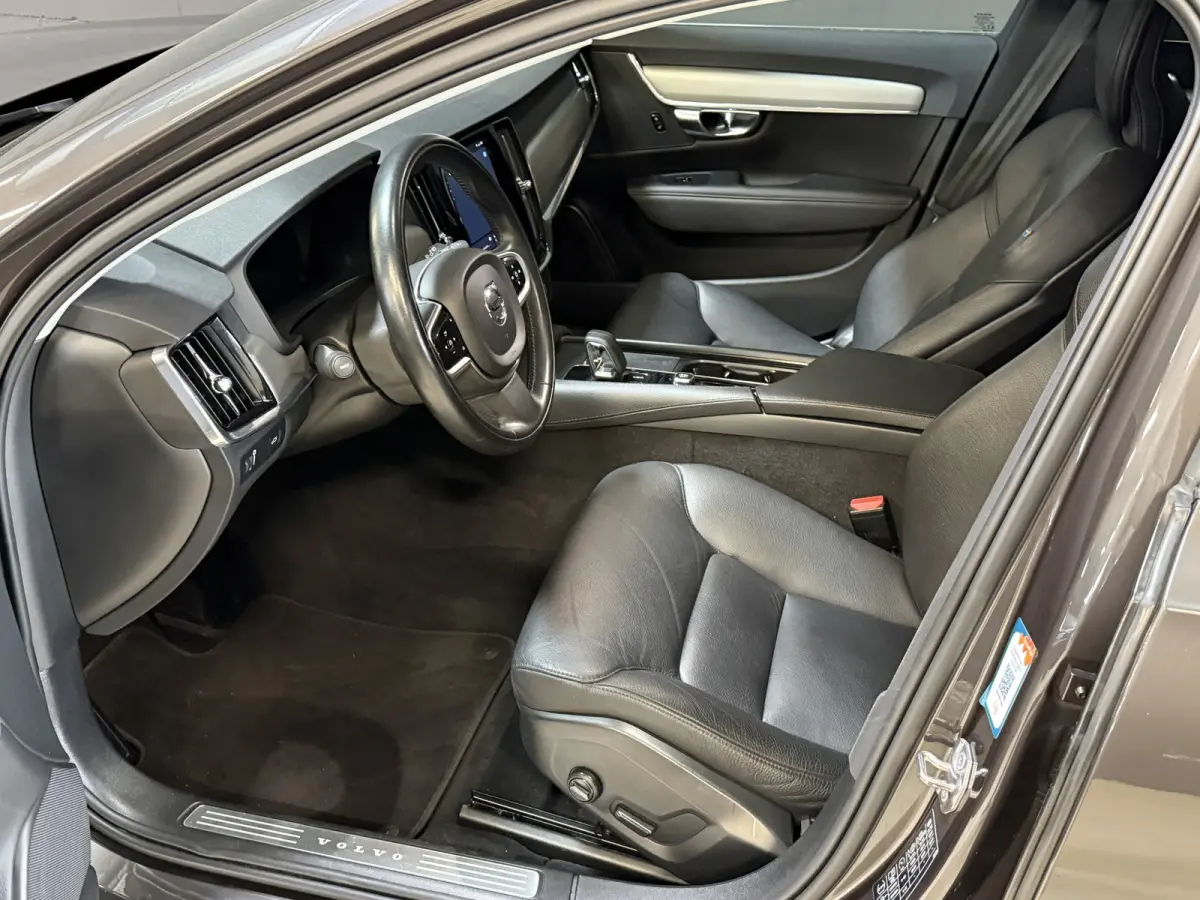 2.0 B4 Momentum Business | Keyless | Trekhaak | Apple Carplay