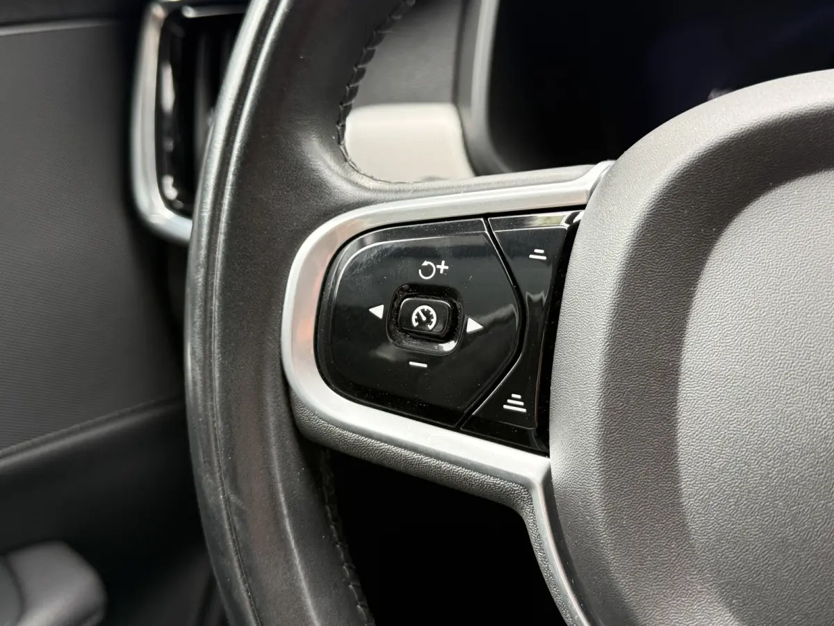 2.0 B4 Momentum Business | Keyless | Trekhaak | Apple Carplay