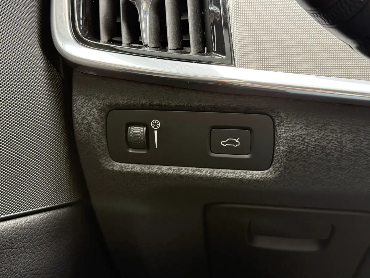 2.0 B4 Momentum Business | Keyless | Trekhaak | Apple Carplay