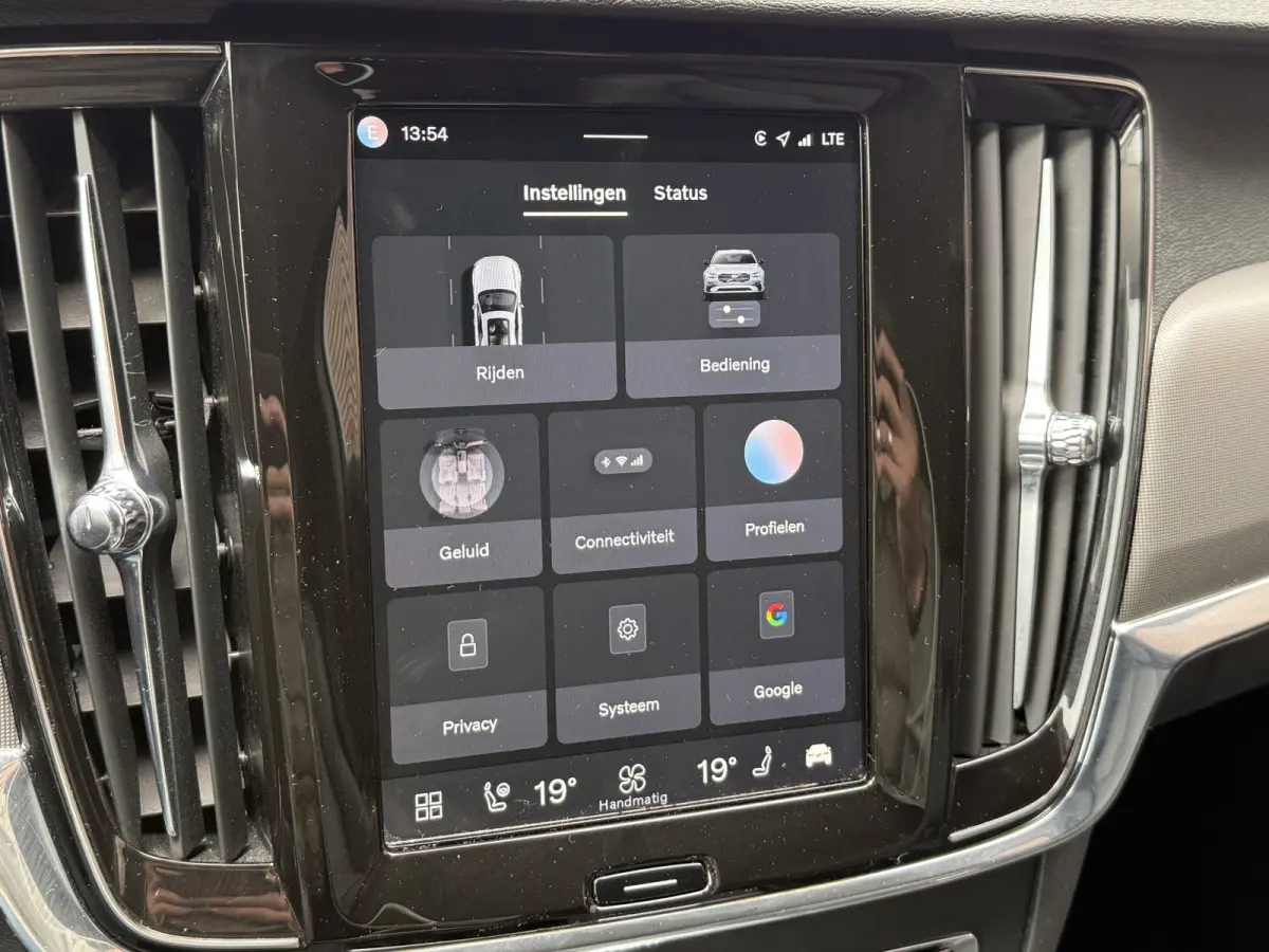 2.0 B4 Momentum Business | Keyless | Trekhaak | Apple Carplay