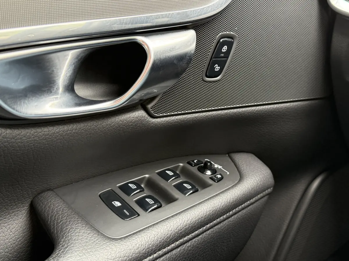 2.0 B4 Momentum Business | Keyless | Trekhaak | Apple Carplay