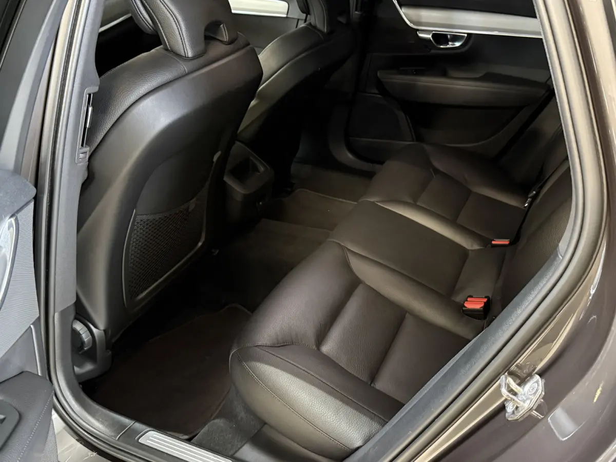 2.0 B4 Momentum Business | Keyless | Trekhaak | Apple Carplay