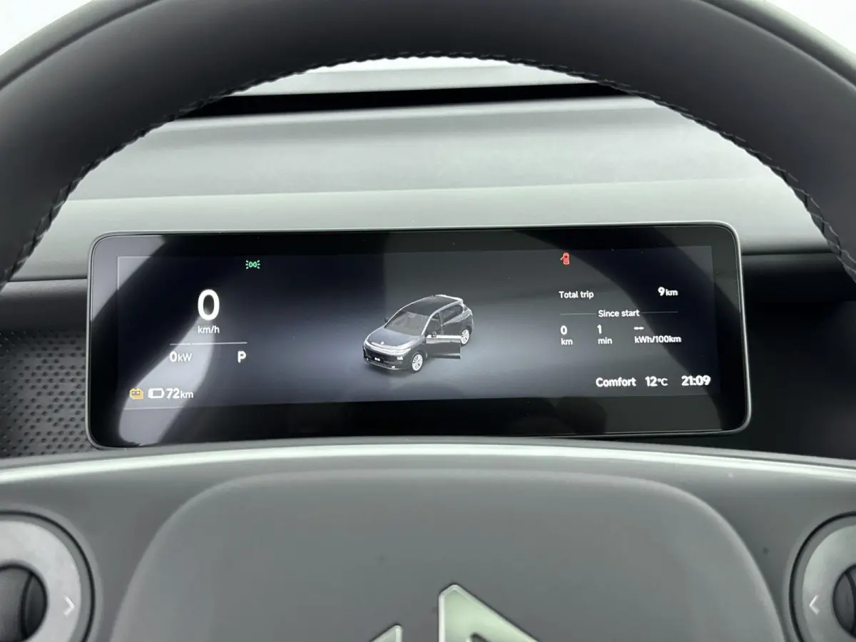 Design EV 18.8 kWh Panoramadak | Stoel/Stuur Verwarming | Navigatie | Camera | Carplay | 18" lichtmetalen velgen | Elektrische achterklep
