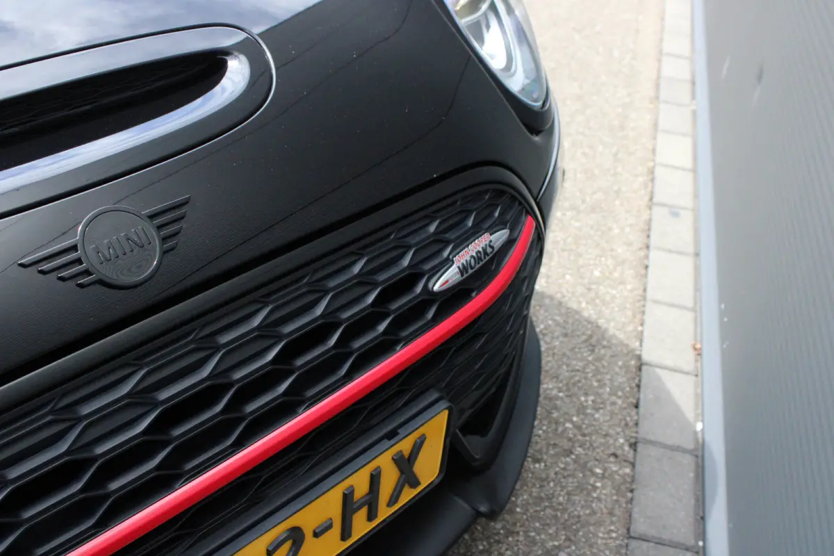 2.0 JCW 306pk ALL4 Thunder Pack | Automaat | Navigatie | Panorama/schuifdak | H&K | Verlaagd | Camera | Stoelverwarming |