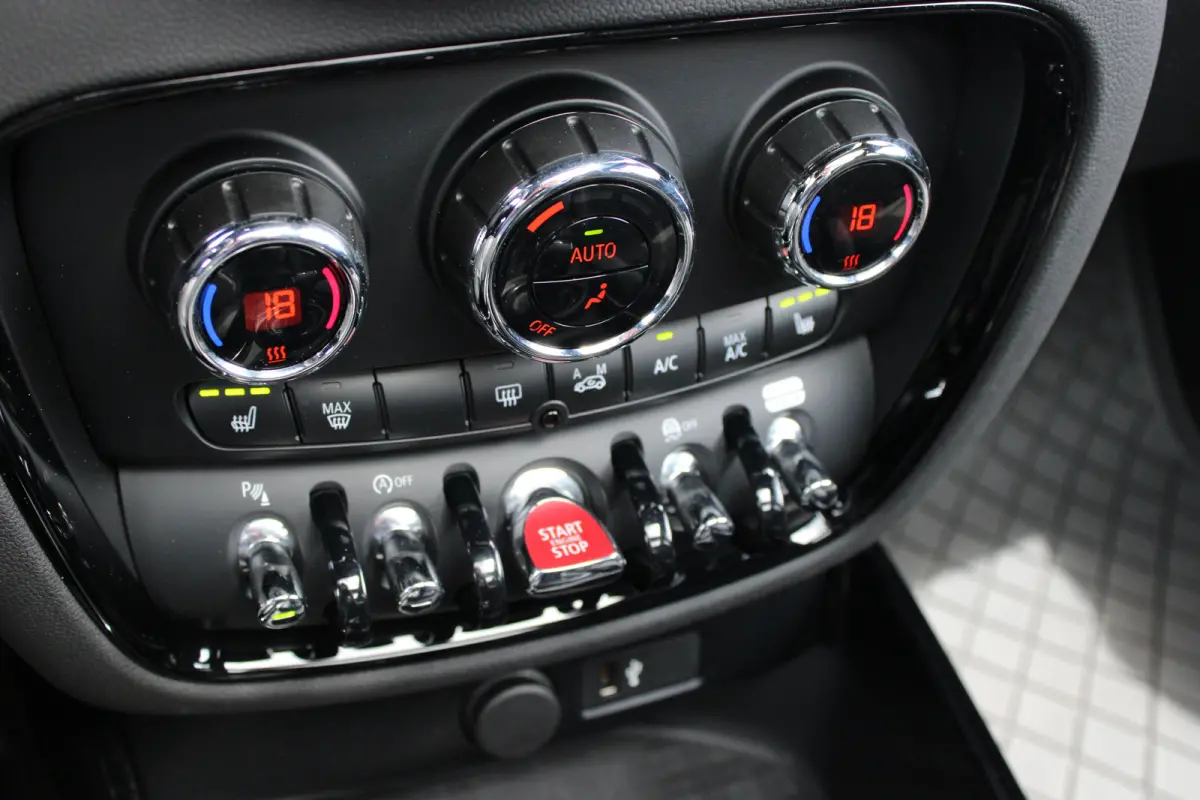 2.0 JCW 306pk ALL4 Thunder Pack | Automaat | Navigatie | Panorama/schuifdak | H&K | Verlaagd | Camera | Stoelverwarming |