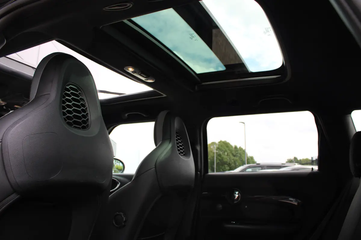 2.0 JCW 306pk ALL4 Thunder Pack | Automaat | Navigatie | Panorama/schuifdak | H&K | Verlaagd | Camera | Stoelverwarming |