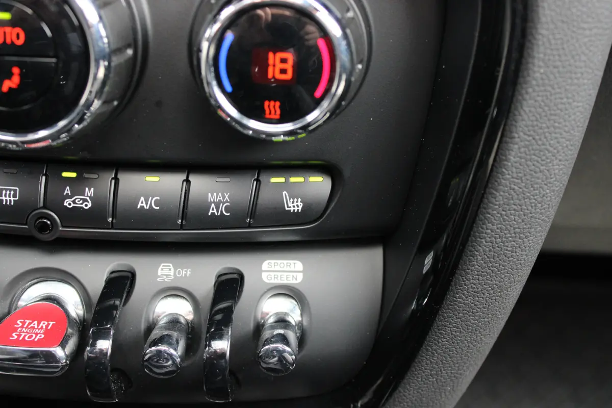 2.0 JCW 306pk ALL4 Thunder Pack | Automaat | Navigatie | Panorama/schuifdak | H&K | Verlaagd | Camera | Stoelverwarming |