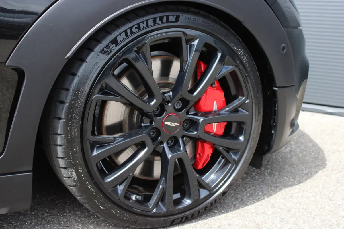 2.0 JCW 306pk ALL4 Thunder Pack | Automaat | Navigatie | Panorama/schuifdak | H&K | Verlaagd | Camera | Stoelverwarming |