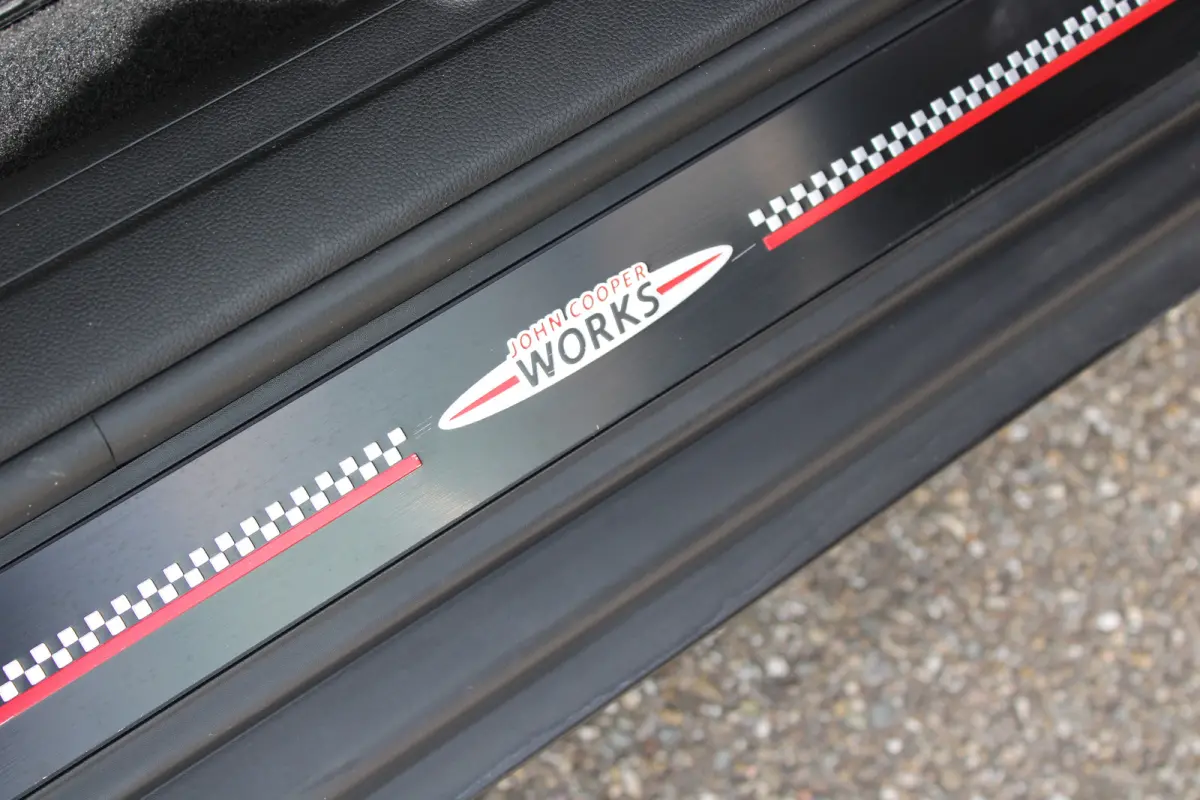 2.0 JCW 306pk ALL4 Thunder Pack | Automaat | Navigatie | Panorama/schuifdak | H&K | Verlaagd | Camera | Stoelverwarming |