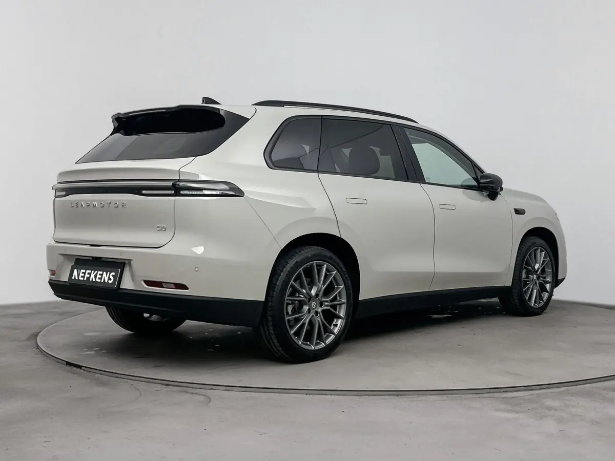 Design Pro 69.9 kWh | lichtmetalen velgen 20" | luxe kunstlederen bekleding met stoelverwarming en ventilatie | navigatiesysteem | panoramadak | Tundra Grey