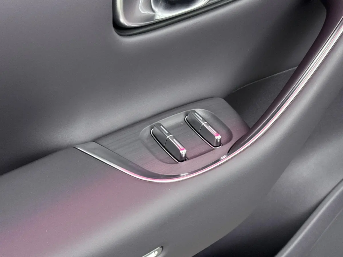 Design Pro 69.9 kWh | lichtmetalen velgen 20" | luxe kunstlederen bekleding met stoelverwarming en ventilatie | navigatiesysteem | panoramadak | Tundra Grey