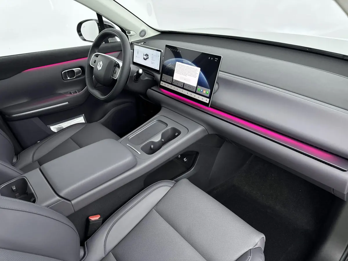 Design Pro 69.9 kWh | lichtmetalen velgen 20" | luxe kunstlederen bekleding met stoelverwarming en ventilatie | navigatiesysteem | panoramadak | Tundra Grey