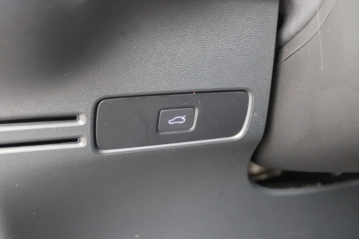 Single Motor 238PK 69 kWh | PANORAMADAK | STOEL / STUUR VERWARMING | DODEHOEKDETECTIE | ACHTERUITRIJCAMERA | NAVIGATIE | APPLE-CARPLAY / ANDROID-AUTO | CRUISE CONTROL | KEYLESS START | DRAAD