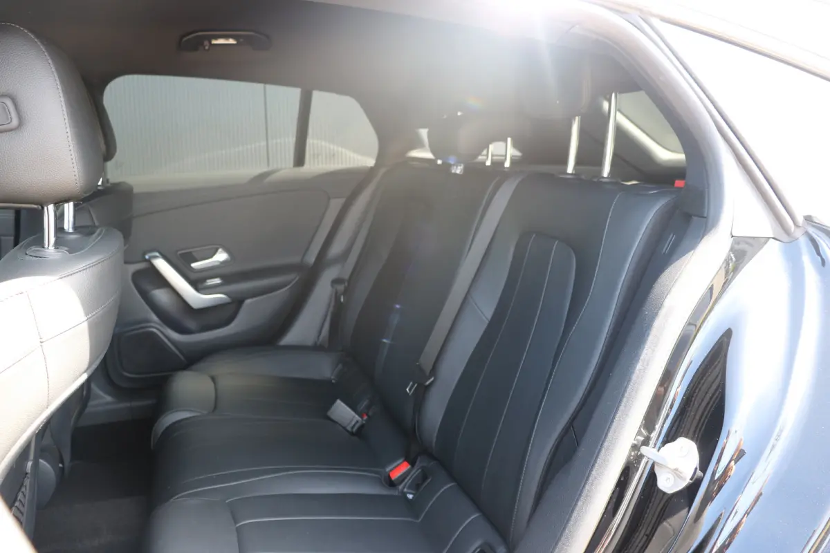 180 Business Solution Luxury Voorstoelen verwarmd | Airco | Navi | 360 Camera | All Season banden |