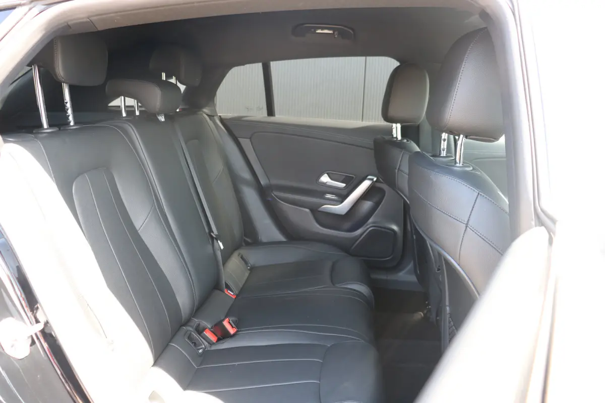 180 Business Solution Luxury Voorstoelen verwarmd | Airco | Navi | 360 Camera | All Season banden |