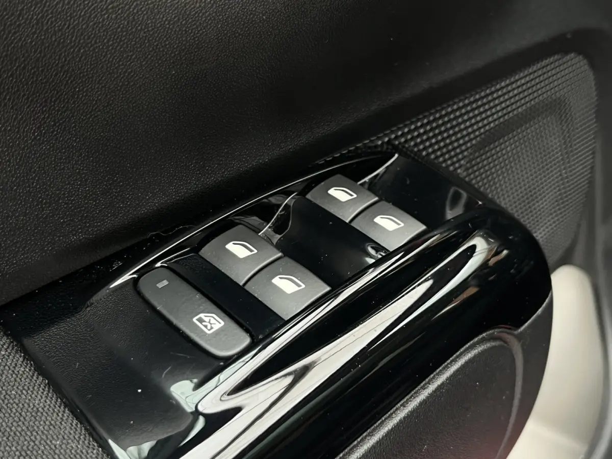 PureTech 110 S&S Shine | Trekhaak afneembaar | Panoramadak | Keyless | Carplay | Parkeersensoren voor + achter |  Cruise Control | Climate Control | Achteruitrijcamera | Dodehoekdetectie | D