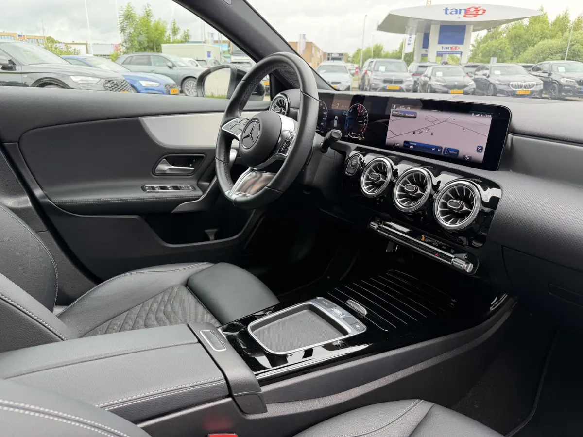 250 e Luxury Line Panoramadak Trekhaak Stuurwielverwarming Carplay ACC 360 gr Camera