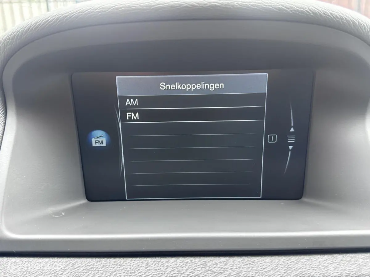 T4 Momentum|Automaat|Standkachel|Trekhaak|Leder|Navi|