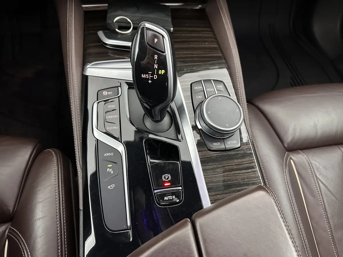 530e iPerformance High Executive (Plug-in) Aut.*PANO | LEATHER | FULL-LED | TOPVIEW | KEYLESS | HARMAN/KARDON | BLINDSPOT | MEMORY-PACK | HEATED-COMFORTSEATS | DIGI-COCKPIT | AMBIENTLIGHT | 