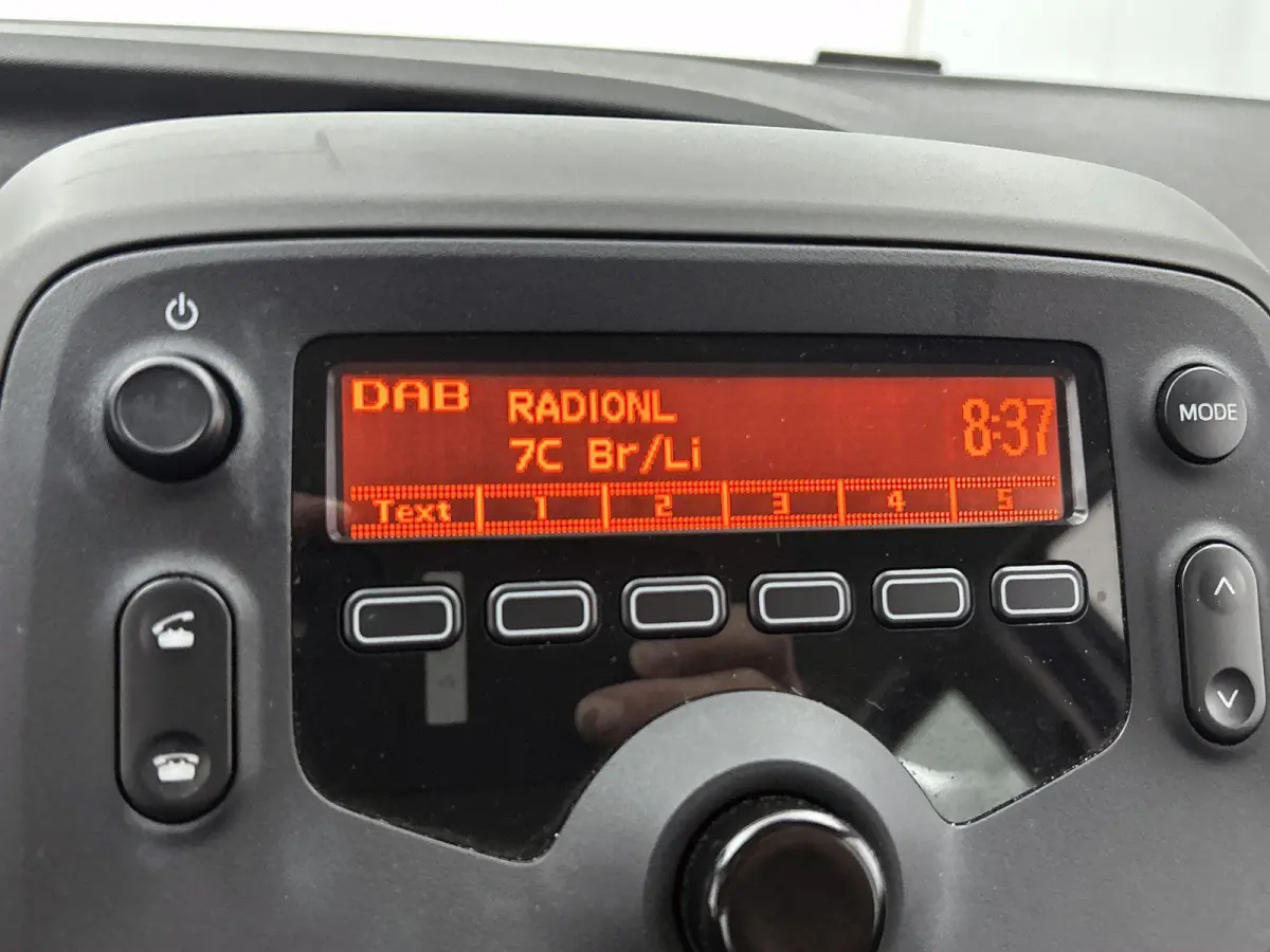 Active 1.0 e-VTi 72pk | Lage kilometerstand! | Airco | Elektrische ramen | Centrale portiervergrendeling | DAB+ radio | Bluetooth | Radio/MP3 speler met stuurbediening | Zuinig en voordelig 