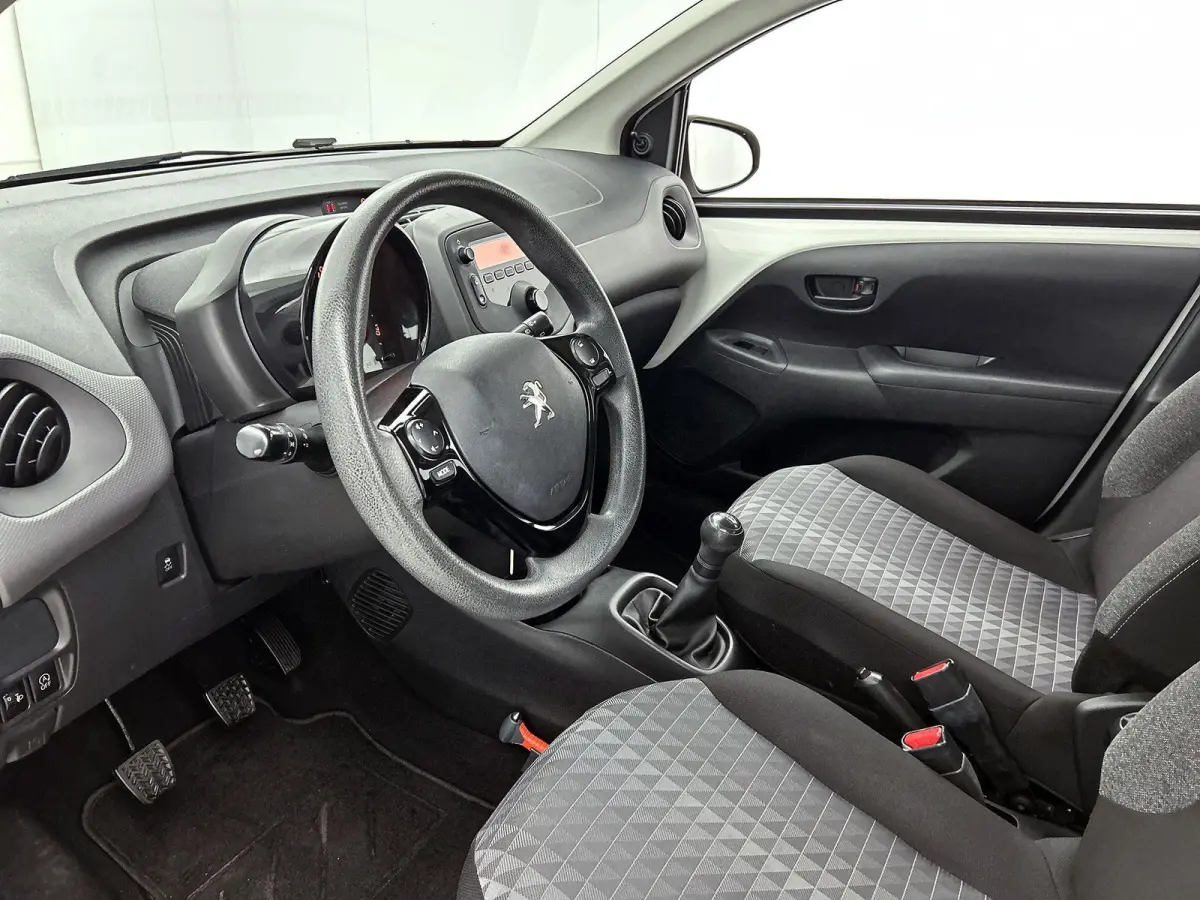 Active 1.0 e-VTi 72pk | Lage kilometerstand! | Airco | Elektrische ramen | Centrale portiervergrendeling | DAB+ radio | Bluetooth | Radio/MP3 speler met stuurbediening | Zuinig en voordelig 