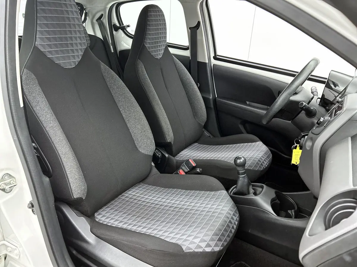 Active 1.0 e-VTi 72pk | Lage kilometerstand! | Airco | Elektrische ramen | Centrale portiervergrendeling | DAB+ radio | Bluetooth | Radio/MP3 speler met stuurbediening | Zuinig en voordelig 