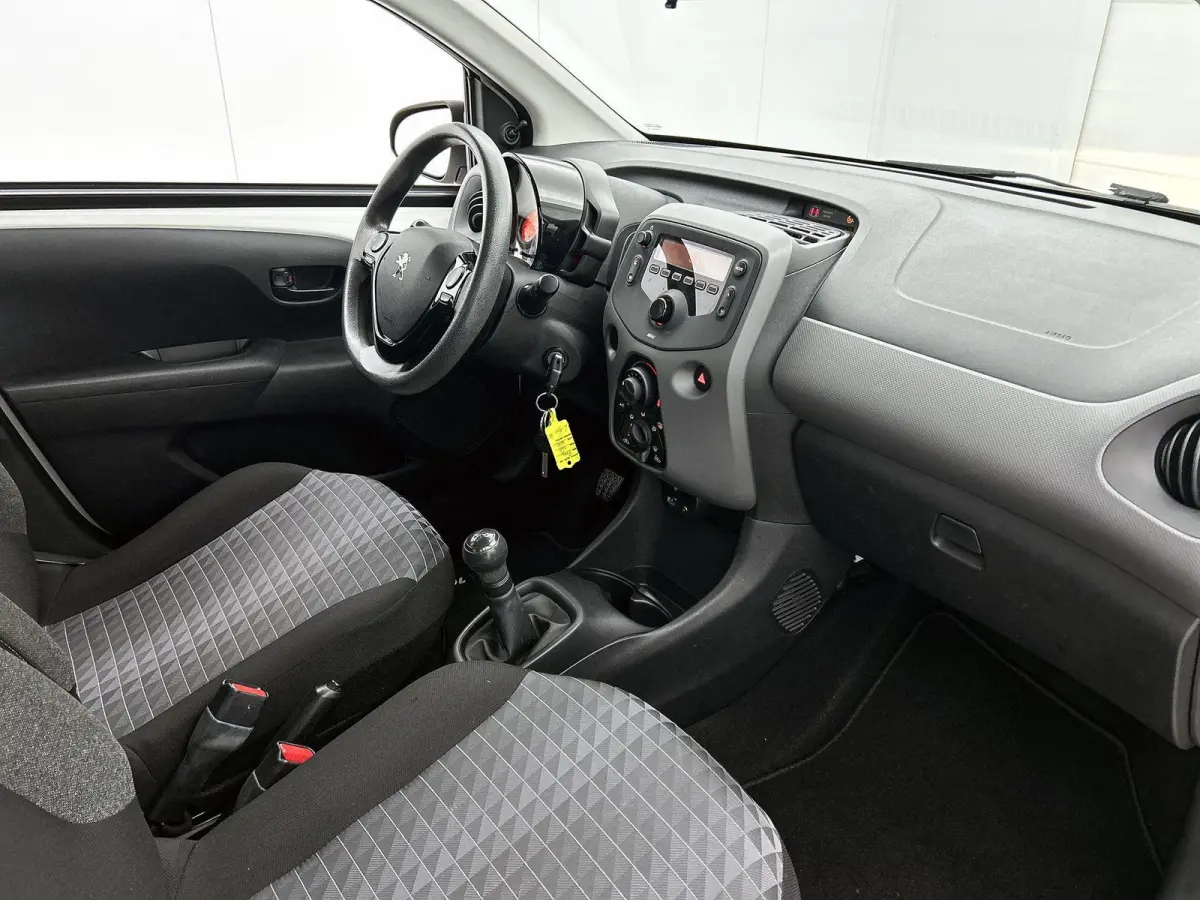 Active 1.0 e-VTi 72pk | Lage kilometerstand! | Airco | Elektrische ramen | Centrale portiervergrendeling | DAB+ radio | Bluetooth | Radio/MP3 speler met stuurbediening | Zuinig en voordelig 