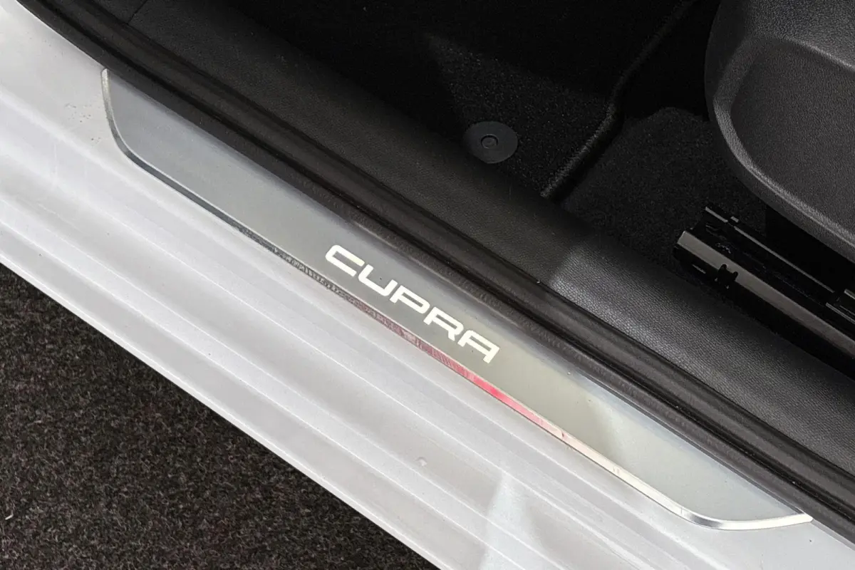 1.4 e-Hybrid Essential Achteruitrijcamera Keyless Climate Control LED