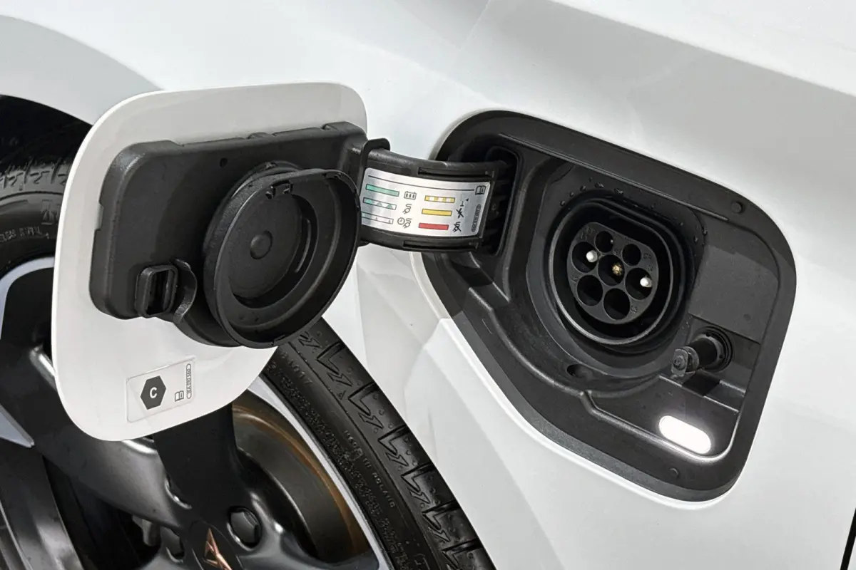 1.4 e-Hybrid Essential Achteruitrijcamera Keyless Climate Control LED