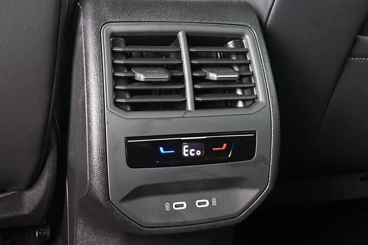 1.4 e-Hybrid Essential Achteruitrijcamera Keyless Climate Control LED