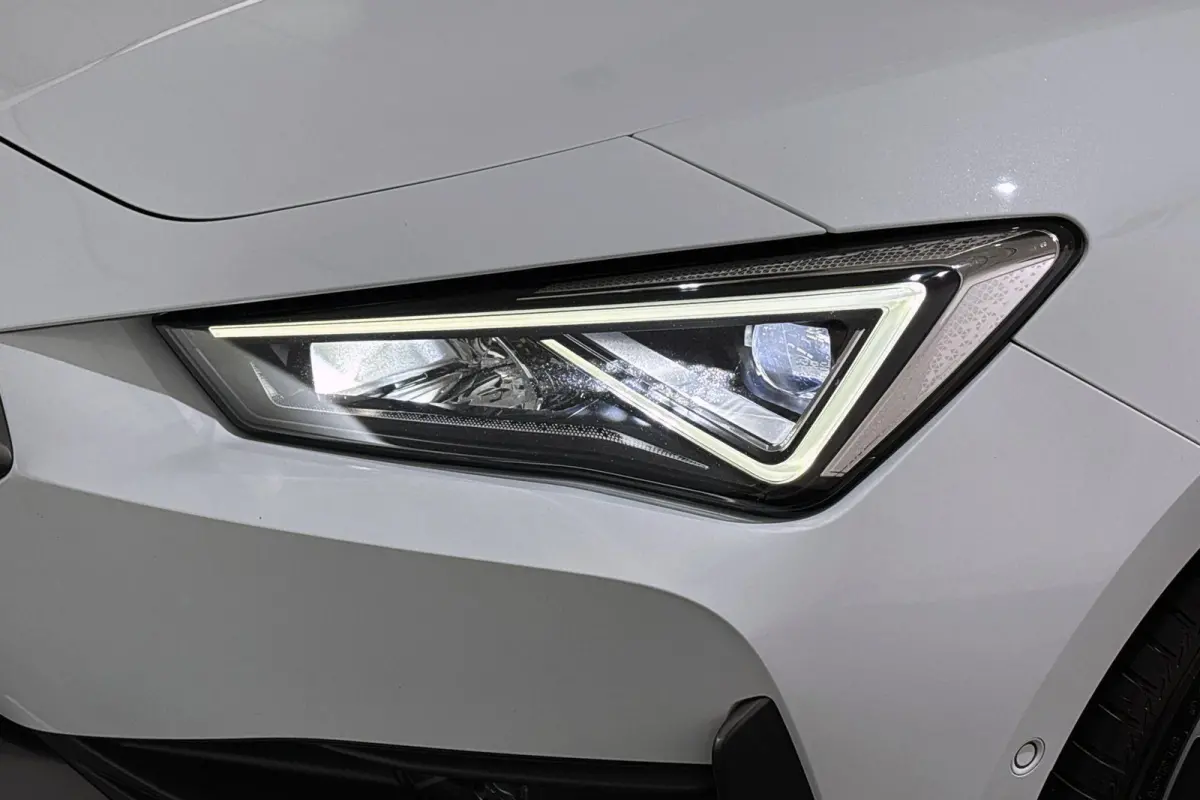 1.4 e-Hybrid Essential Achteruitrijcamera Keyless Climate Control LED