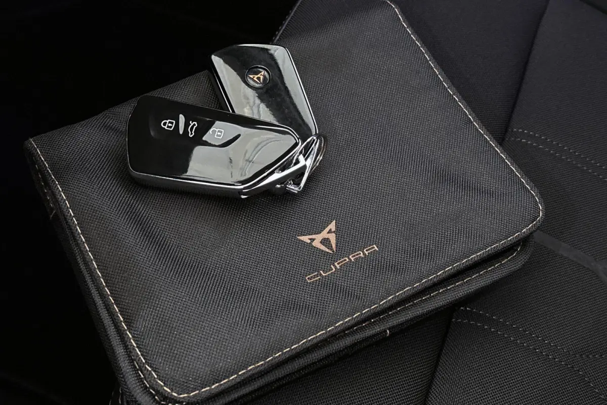 1.4 e-Hybrid Essential Achteruitrijcamera Keyless Climate Control LED