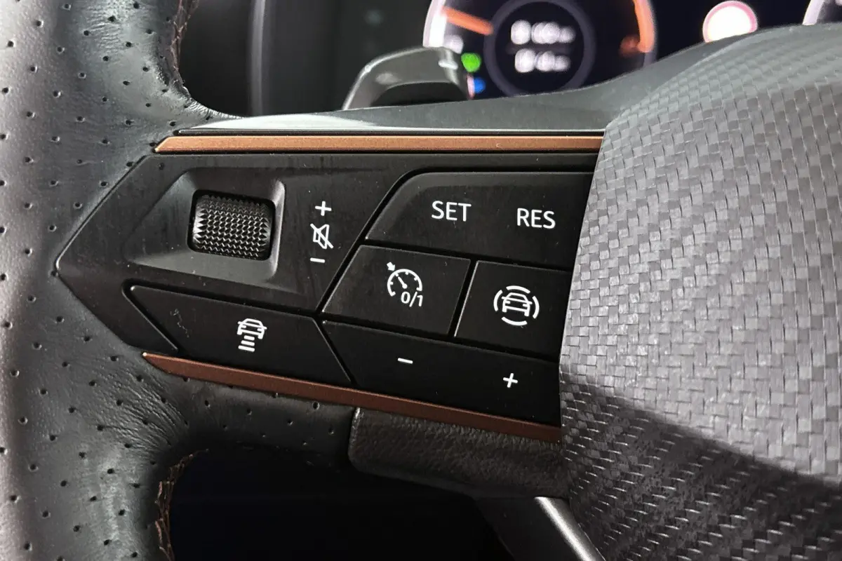 1.4 e-Hybrid Essential Achteruitrijcamera Keyless Climate Control LED