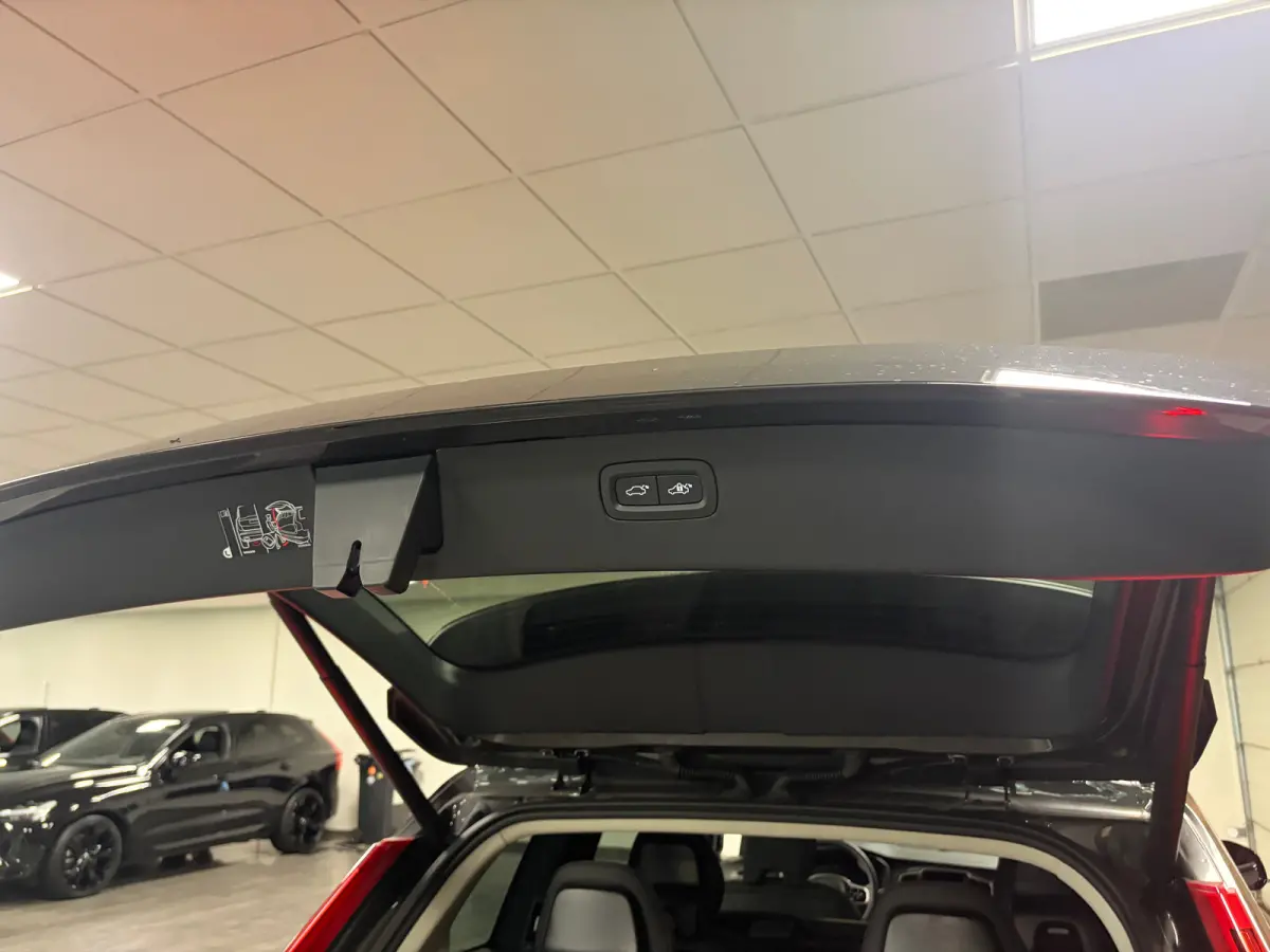 T8 AWD Recharge Ultra Dark | Vol! | Bowers & Wilkins | Luchtvering | Stoelventilatie | Trekhaak | 360 Camera | Head-Up Display | Stoelmassage | 455pk | Adaptieve Cruise Control | Stoelverwar